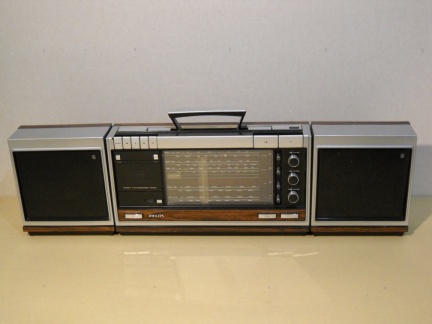 +++  1972.d.  Philips 22RR800 = world's 1st portable radio-recorder using sound filter; 1st european portable stereo r-r